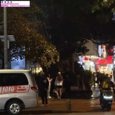 #深圳#,#扫街# 2] 罗湖湖贝地铁站A出口 站街女出来了 就是现在 鸡头说有20多个可以带去选 现场只看到两三个